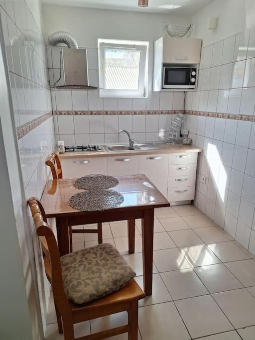 Miha'S Apartament 苏利纳 外观 照片